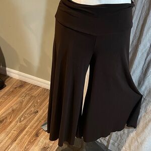 Women’s Gaucho pull-on pants . Cropped Fit .Brown.